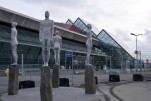 006- J1 (54) aéroport de Keflavik, sculptures sur orgues basaltiques, dirigées vers les 4 points cardinaux