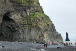 117- J2 Mp (93)  plage de Reynisfjara aves la falaise d'orgues basaltiques
