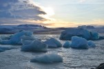 197- J3 (274) blocs de glace (''diamants'') du glacier Breidamerkurjökull au soleil couchant