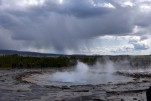 198- J7 (295) le Strokkur, éruption toutes les 5 à 10 minutes, projettant de l'eau chaude dans les airs à une hauteur de 20 mètres
