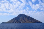 140- J3 (333) Stromboli culminant à 924 mètres au-dessus de la mer, avec une profondeur sous-marine de plus de 1700 mètres