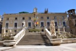 088- J1 (191) place Pretoria, la fontaine Pretoria, XVI°, ou ''fontaine de la honte'', et le palais des aigles, siège de la municipalité